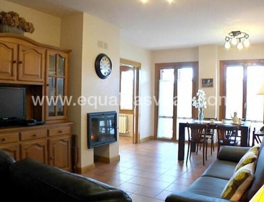 Salón comedor de la casa rural Paskalena en Olza, Navarra.
