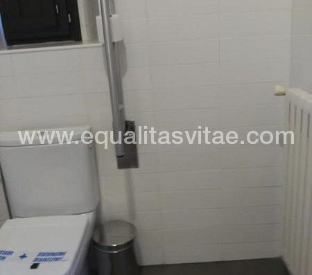Baño adaptado de la habitación accesible.