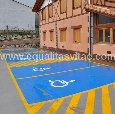 Parkingo con plazas reservadas a personas con discapacidad.