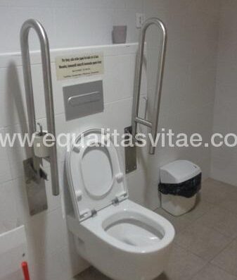 Uno de los baños adaptados en las zonas comunes.