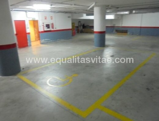 Plaza de aparcamiento reservada a personas con discapacidad.