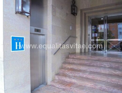 Entrada accesible a través de ascensor al hotel.