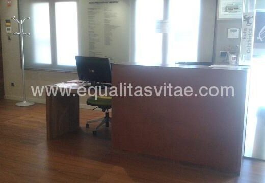 Mostrador de información accesible a usuarios en silla de ruedas.