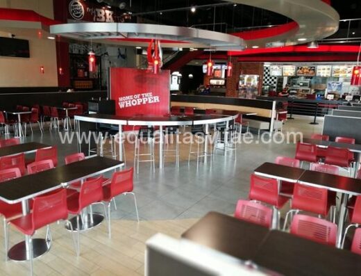 Zona restaurante, con amplios espacios de paso y zonas de giro.