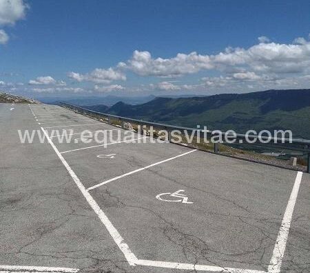 Parking con 4 plazas para PMR.