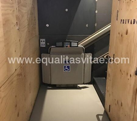 Plataforma para salvar las escaleras que nos encontramos en el itinerario hacia los baños.