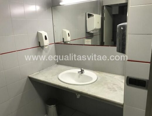 Lavabo sin pie y grifo monomando