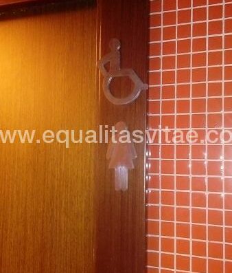 Entrada a baño accesible identificado como tal.