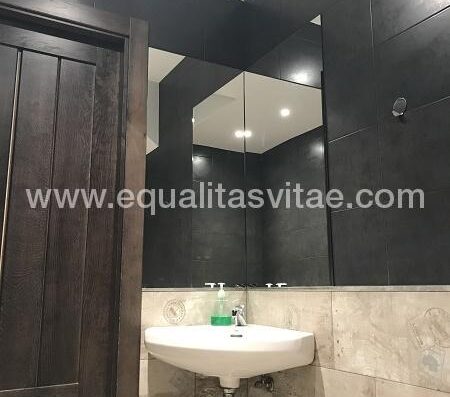Lavabo sin pie, accesible.