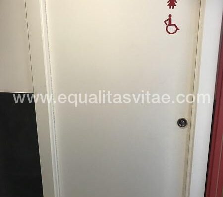 Puerta baño adaptado.