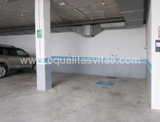 Plaza de aparcamiento reservada a PMR.