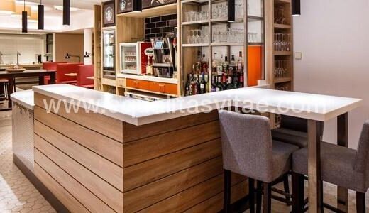 Mostrador de cafetería con zona rebajada. Foto tomada de https://www.ihg.com