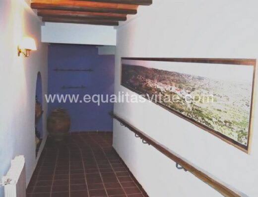 Rampa de acceso a planta baja con barandado