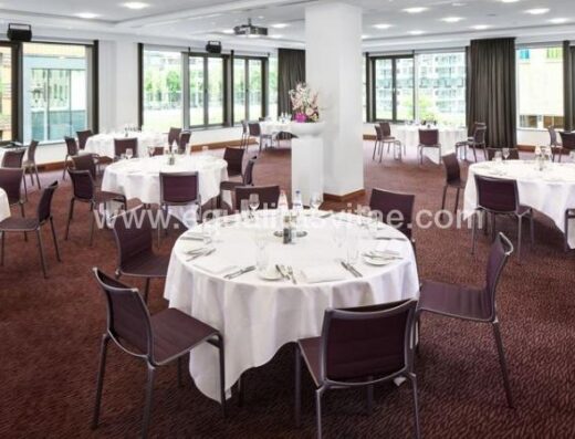 Salón comedor con mesas redondas. hotel Crowne Plaza Ámsterdam - Sur. Imagen tomada de https://www.ihg.com