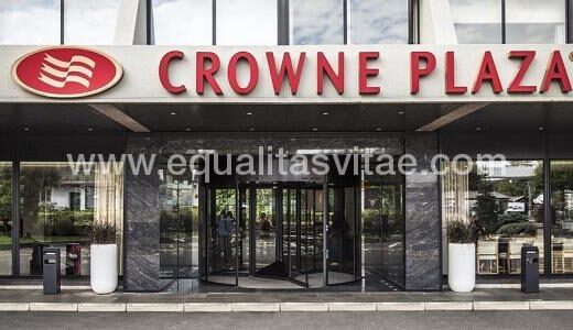 Entrada accesible al hotel Crowne Plaza Ginebra. Foto https://www.ihg.com/crowneplaza/hotels
