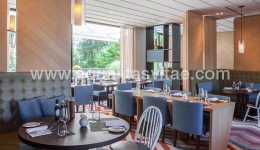 Uno de los salones comedores. Crowne Plaza Ginebra. Foto https://www.ihg.com/crowneplaza/hotels