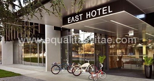 Entrada al hotel. Foto http://www.easthotel.com.au