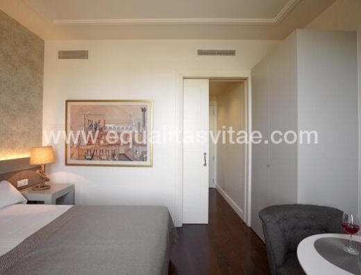 Una de las habitaciones accesibles. Imagen tomada de http://www.hotelduquesasuitesbarcelona.com