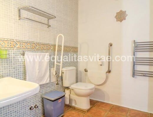 Baño adaptado. Foto https://disabledholidaysinspain.com