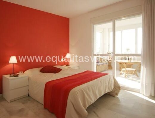 Habitación de apartamento accesible A. Imagen tomada de https://disabledholidaysinspain.com/
