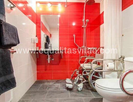 Baño adaptado de apartamento A. Imagen tomada de https://disabledholidaysinspain.com/