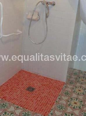 Ducha enrasada con barra de apoyo. Foto tomada de http://www.turismoextremadura.com/viajar/shared/documentacion/descargas/GUIA_TURISMO_ACCESIBLE.pdf