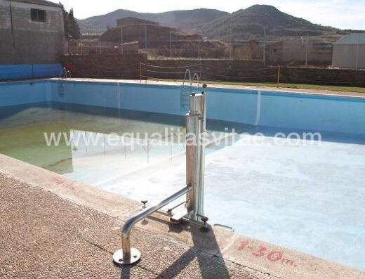 Grúa hidraúlica para acceso a piscina.