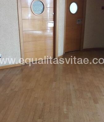 Baño adaptado para personas con discapacidad, señalizado como tal.