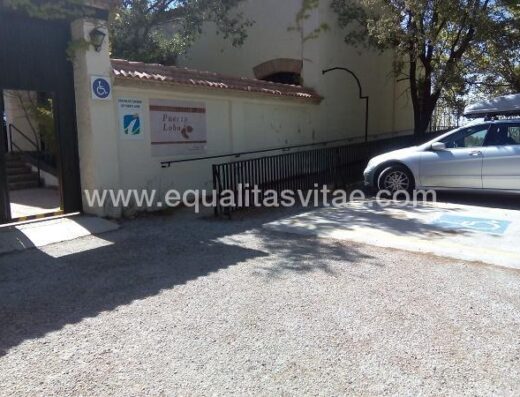 Plaza de aparcamiento reservada para PMR.