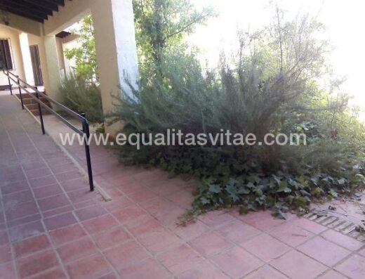 Acceso a través de rampa.