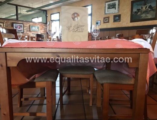 Mesa que permite el acercamiento frontal a usuarios en silla de ruedas.