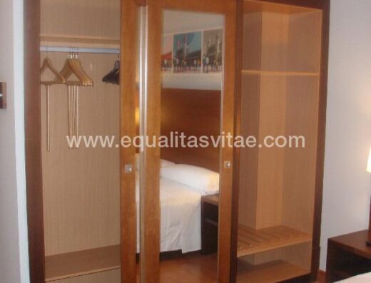 Aramario equipado con perchas de mango largo