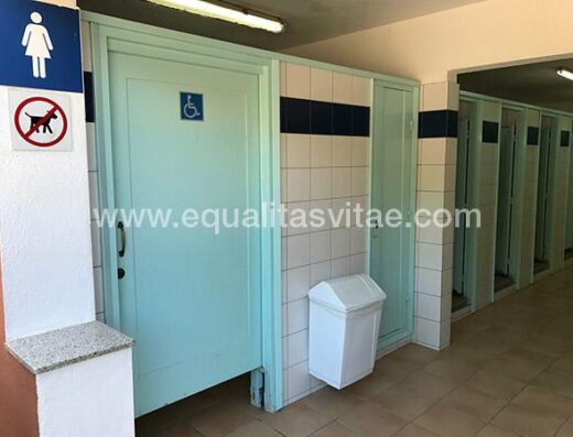 Cabina adaptada en zonas comunes.
