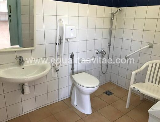 Baño adaptado en zonas comunes.