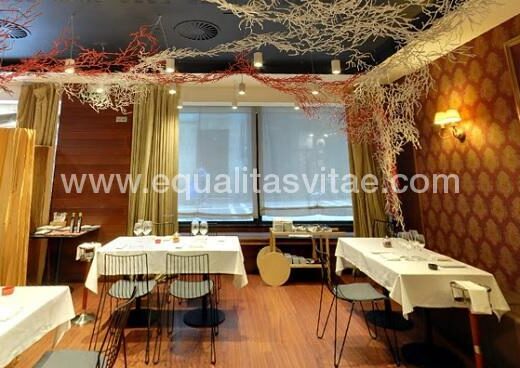 Comedor con mesas accesibles frontalmente a usuarios en silla de ruedas.