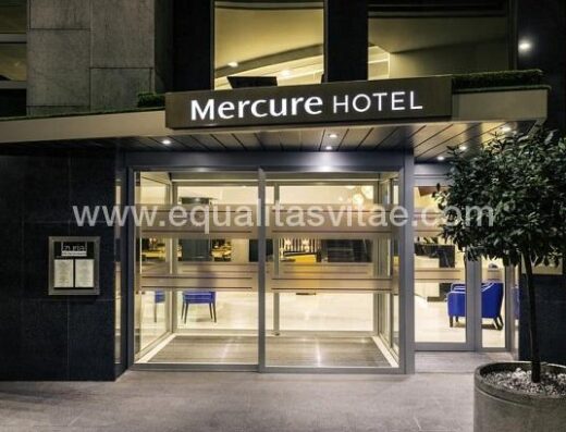 Entrada accesible de hotel Mercure Jardines de Albia