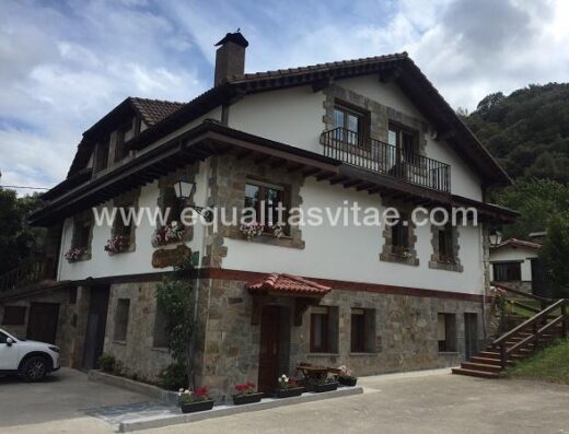 Exterior de la casa. Zona de aparcamiento.