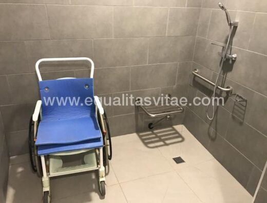 Ducha adaptada y silla de ruedas de agua