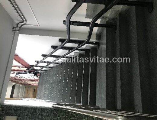 Plataforma salva escaleras para cafetería