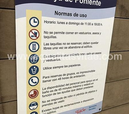 Carteles informativos con información en alto relieve y braille