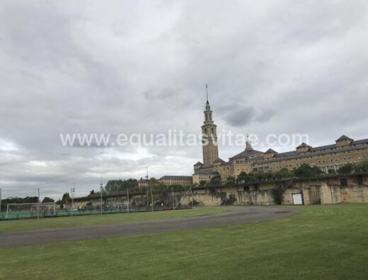 Panorámica de la Laboral con los jardines