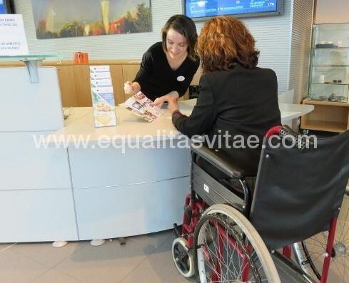 Recepción que permite el acercamiento frontal con silla de ruedas.