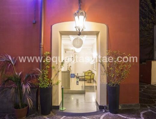 Entrada al hotel. Foto http://www.villaperricevimenti-napoli.it/