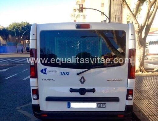 Entrada accesible al taxi, señalizada como tal.