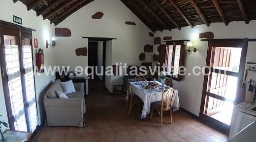 Interior de la casa. Foto www.santaluciarural.com/la-fuente-de-la-flora/