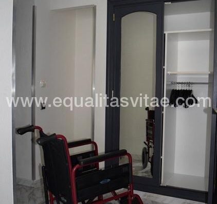 Armario accesible, altura de la barra dentro de la zona de alcance. Foto http://hotelparqueenlaspalmas.com