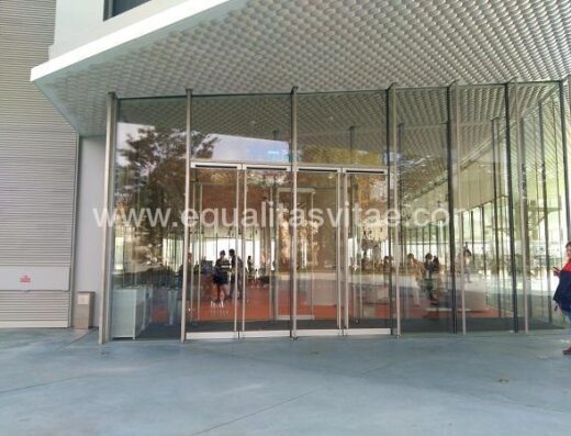 Entrada accesible al edificio.