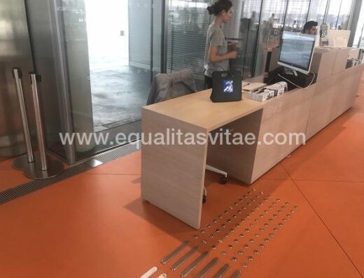 Recepción accesible para usuarios en silla de ruedas.