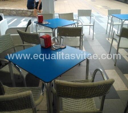 Terraza con mesas accesibles.