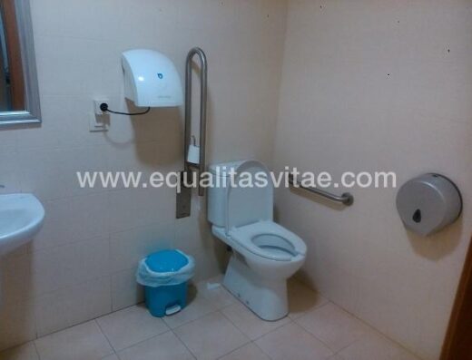 Baño adaptado para personas con discapacidad.